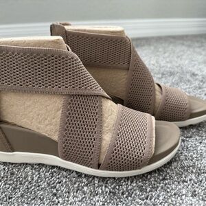 NWT Comfortiva Parrea Sandals Tan/Stone Size 6 1/2